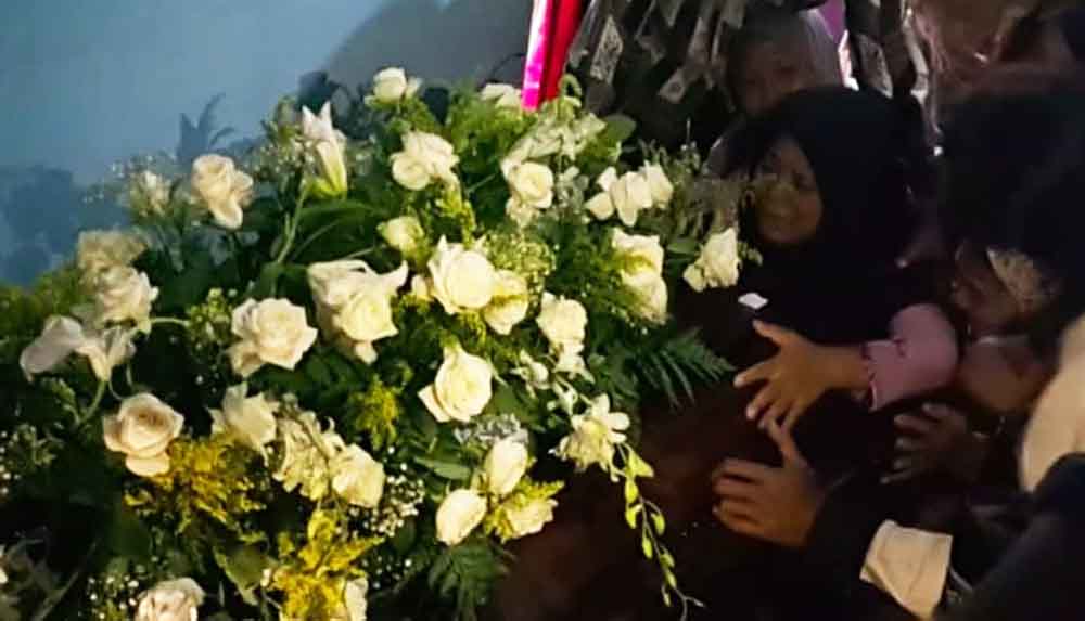 Ibu Alifiani berteriak histeris embari memeluk peti jenazah