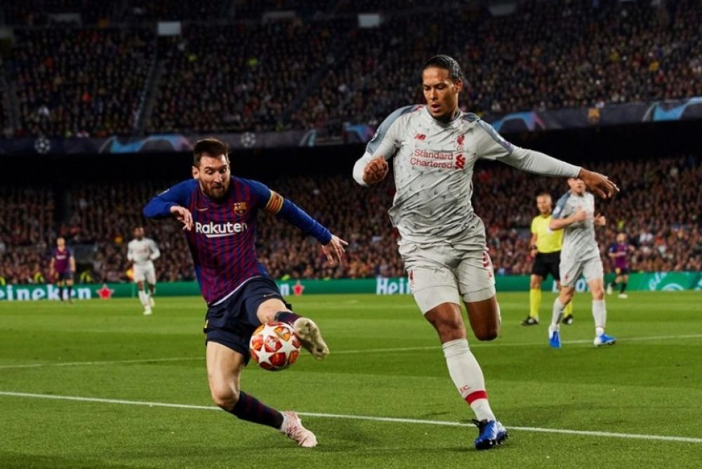 Lionel Messi (kiri) dan Virgil van Dijk (Foto: EPA-EFE/Alejandro Garcia)
