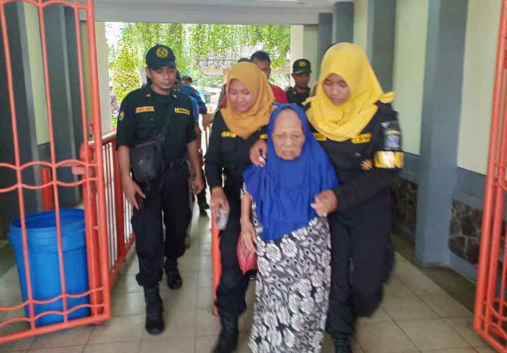 Wanita yang meloncat dari Jembatan Suroboyo dibawa petugas ke Liponsos