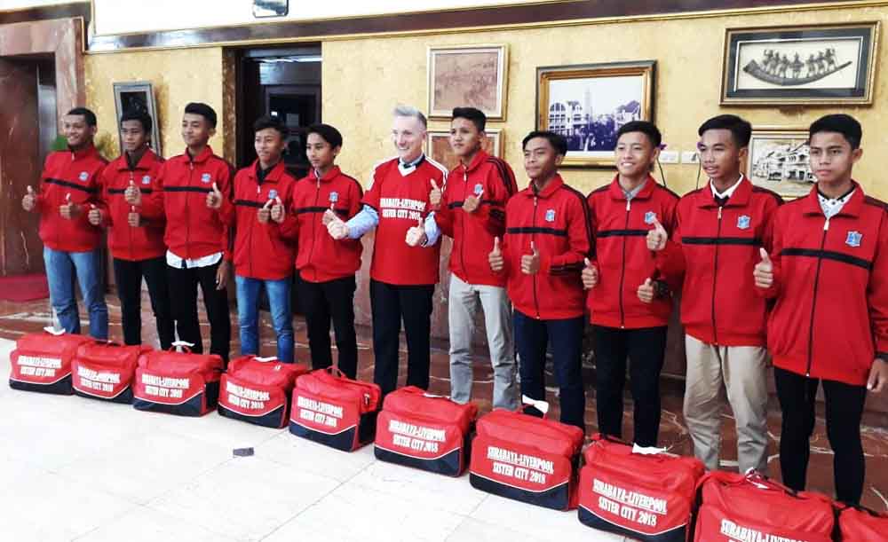 Sepuluh anak yang akan diberangkatkan ke Liverpool Inggris