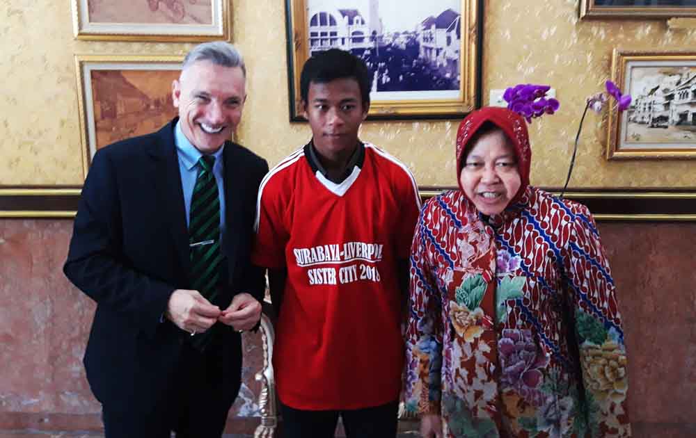 Dari kiri, Wakil Wali Kota Liverpool Garry Miler, Pemain Timnas Indonesia U-16 Mochammad Supriadi, Wali Kota Surabaya Tri Rismaharini