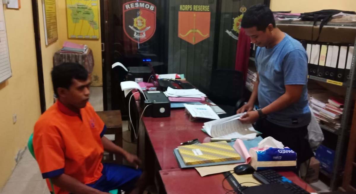 Tersangka bersama petugas