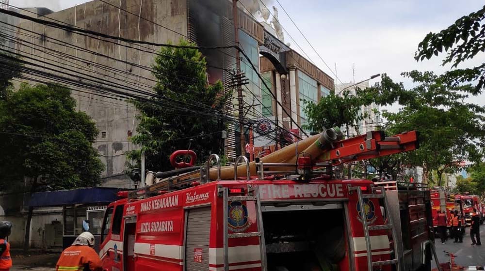 Ruko Tiga Lantai di Surabaya Terbakar