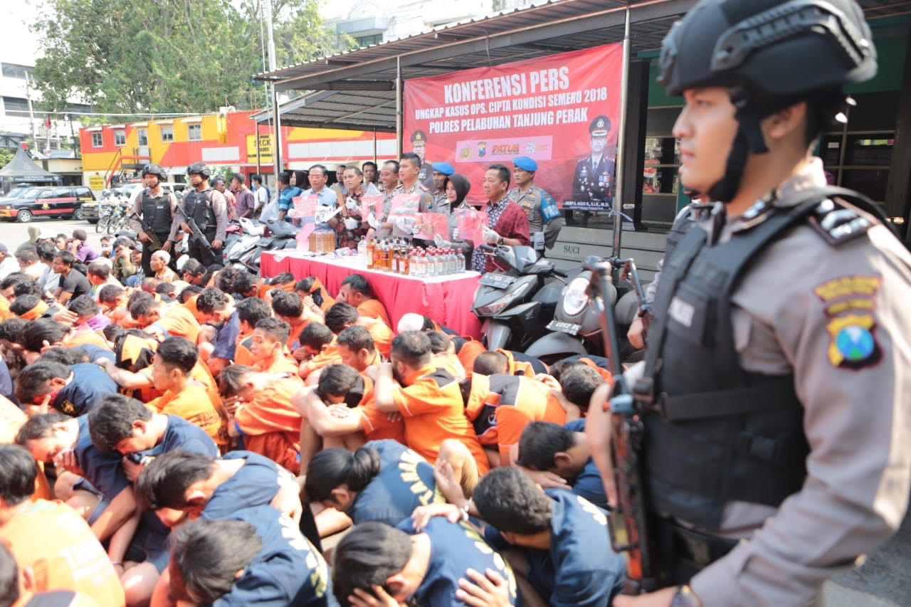Para tersangka dan barang bukti saat dibeber di Mapolres Pelabuhan Tanjung Perak Surabaya.