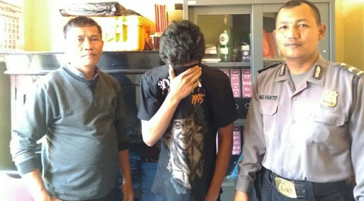 Petugas bersama tersangka.