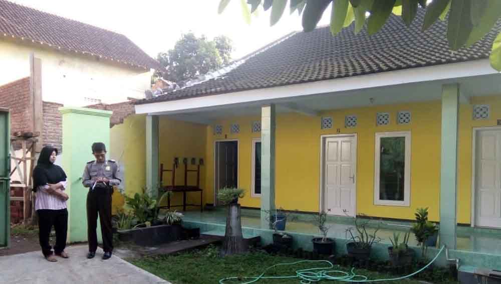Polisi mendatangi penginapan di kawasan Jalan Raya Gajah Mada, Kecamatan Rambipuji, Jember.