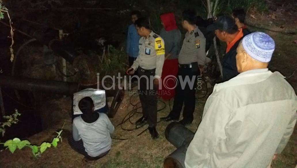 Polisi melihat lokasi tandon tewasnya Soleman/Foto: Irul Hamdani