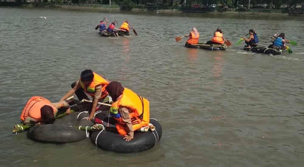 Pramuka Saka Bahari ikuti Lomba Dayung di Kali Surabaya pintu air Gunungsari Jalan Karah Surabaya