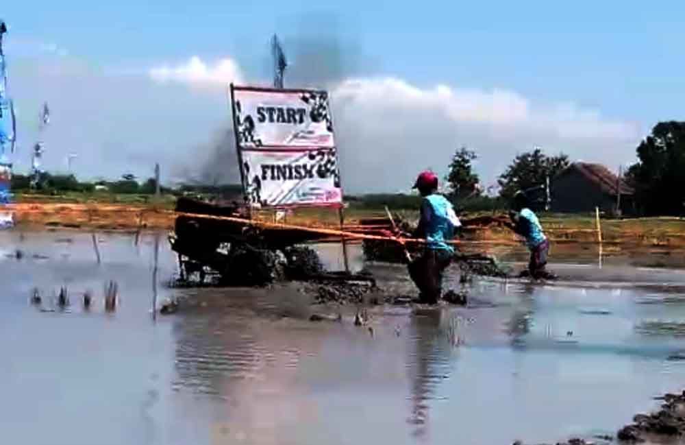 Aksi lomba balap traktor di Sidoarjo