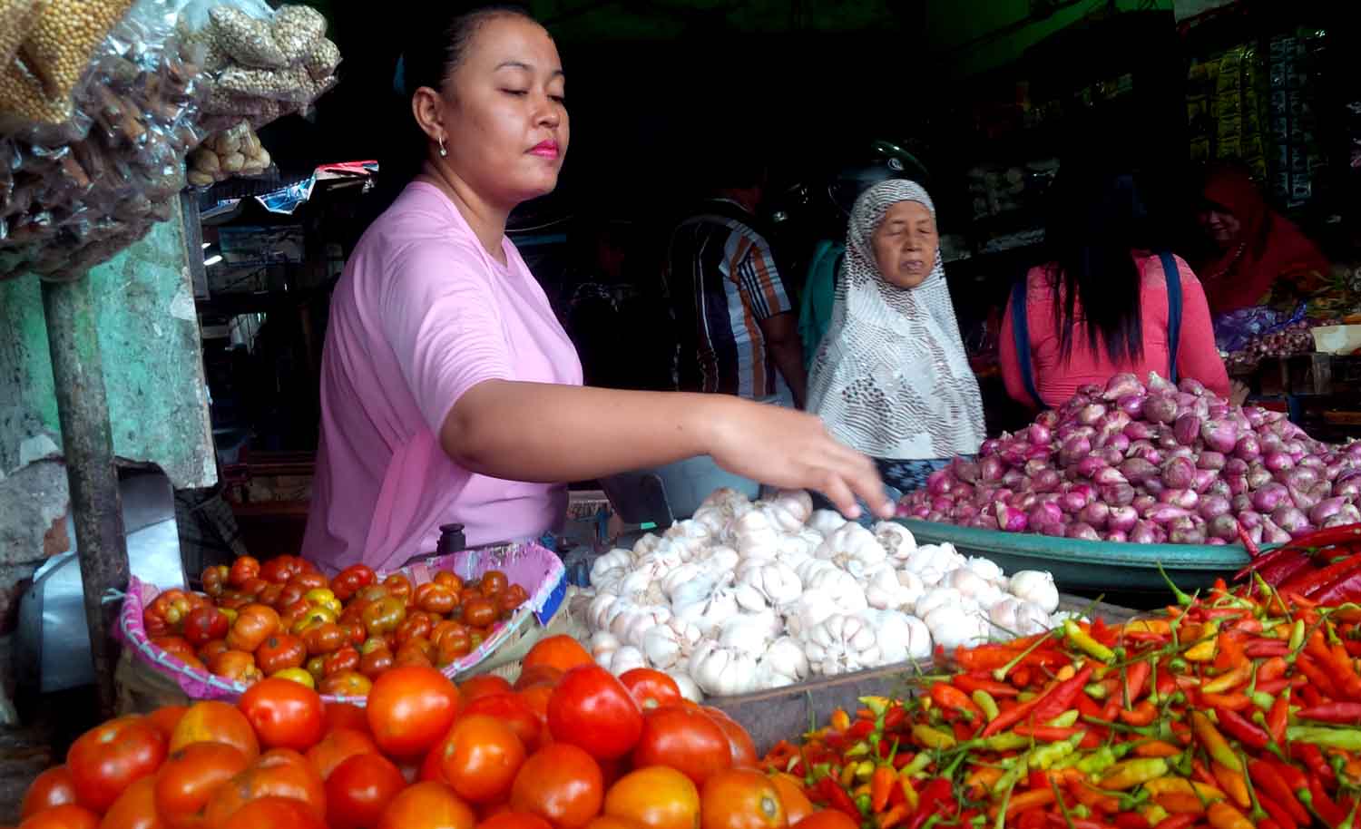 Salah satu pedagang cabe di Pasar Banyuwangi.