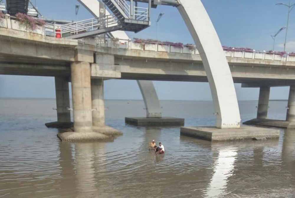 Evakuasi terhadap wanita yang loncat dari Jembatan Suroboyo