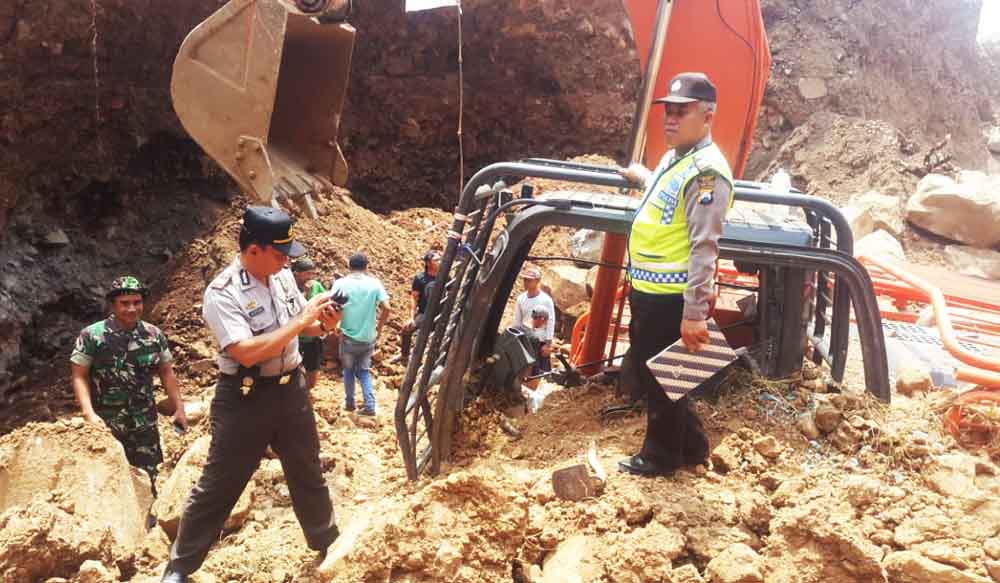 Eskavator yang tertimbun longsoran batu