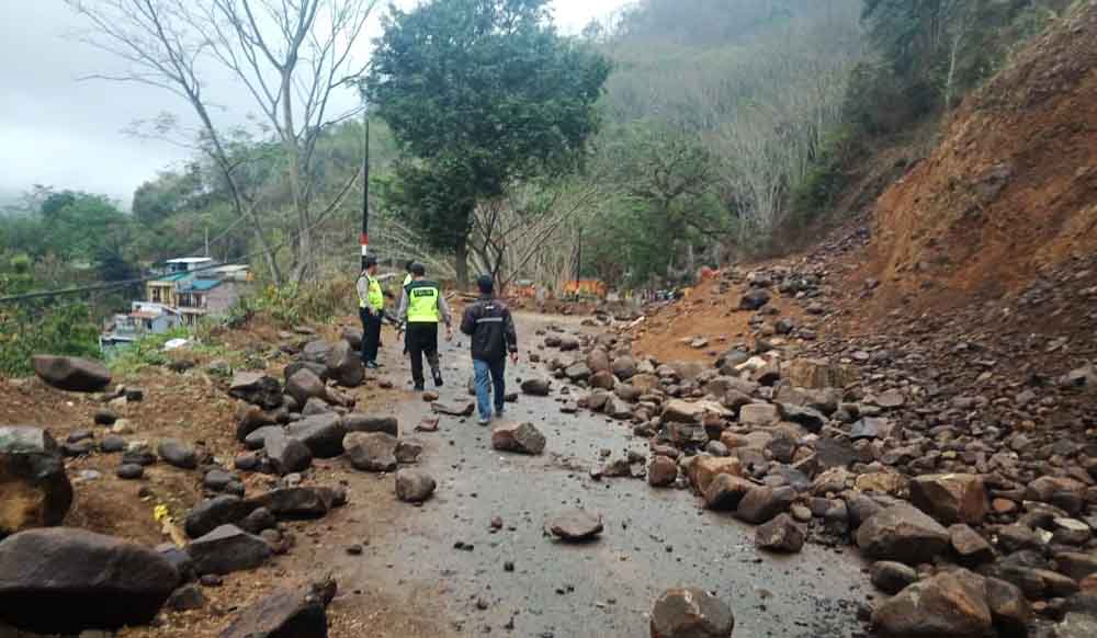 Jalan tertutup material batu dan tanah akibat longsor susulan

