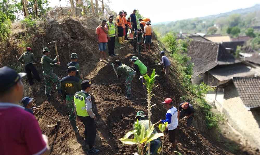 Petugas bersama warga mengantisipasi longsor dan tanah retak