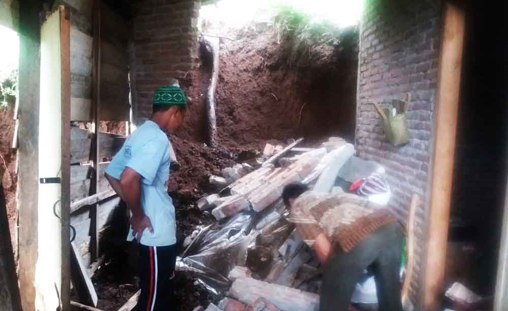 Longsoran tebing yang menimpa rumah korban