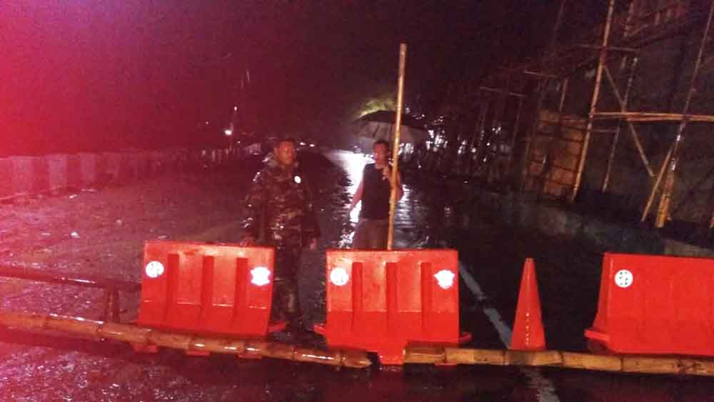 Kapolres Trenggalek saat meninjau lokasi longsor
 