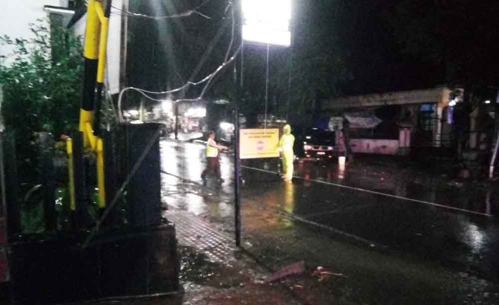 Pemasangan pemberitahuan jaln ditutup di jalur Ponorogo-Trenggalek