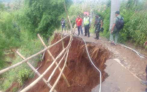 Kondisi jalan di Desa Wagir Kidul, Kecamatan Pulung, Ponorogo yang longsor