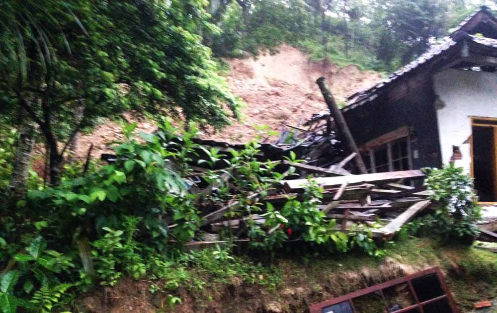 Rumah yang tertimbun longsor di Pacitan