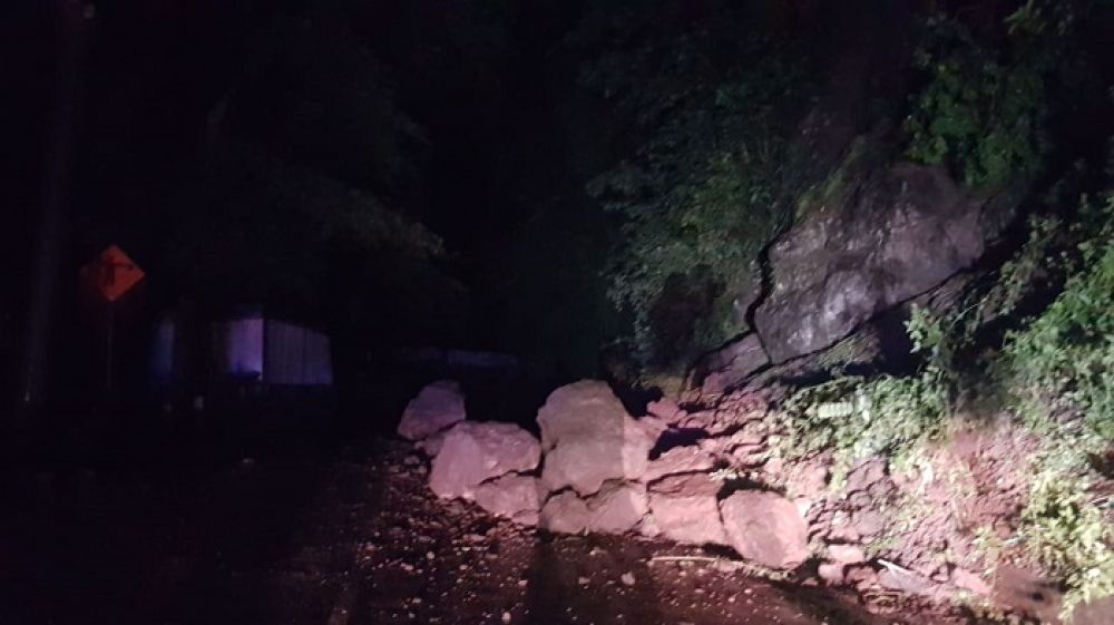 Longsor yang menyebabkan jalur Ponorogo-Trenggalek di KM 17 ditutup