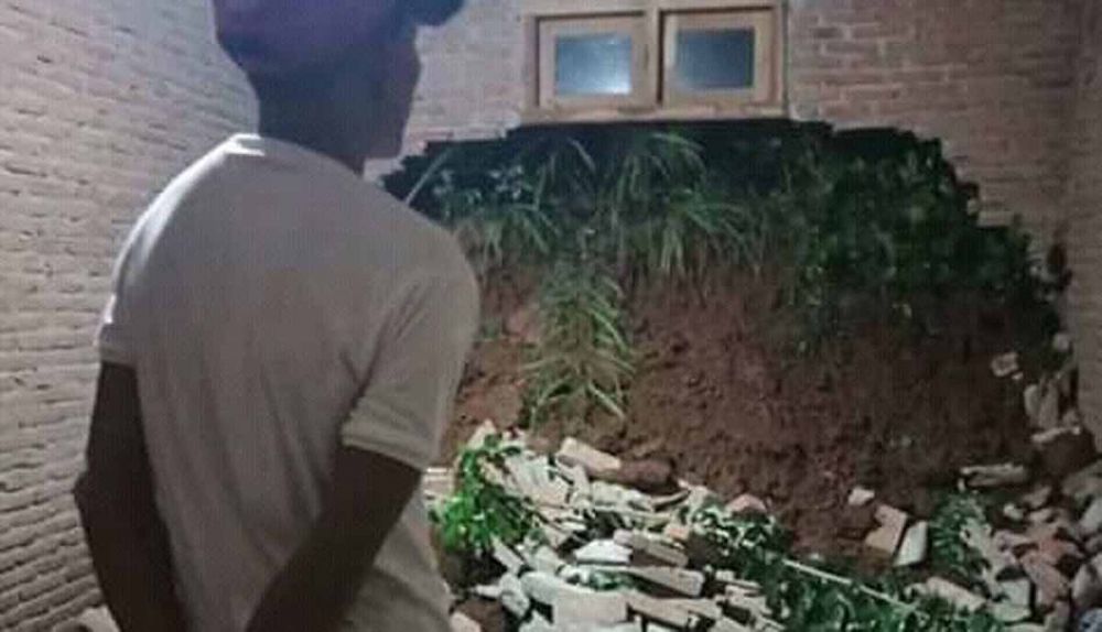 Evakuasi jenazah korban longsor