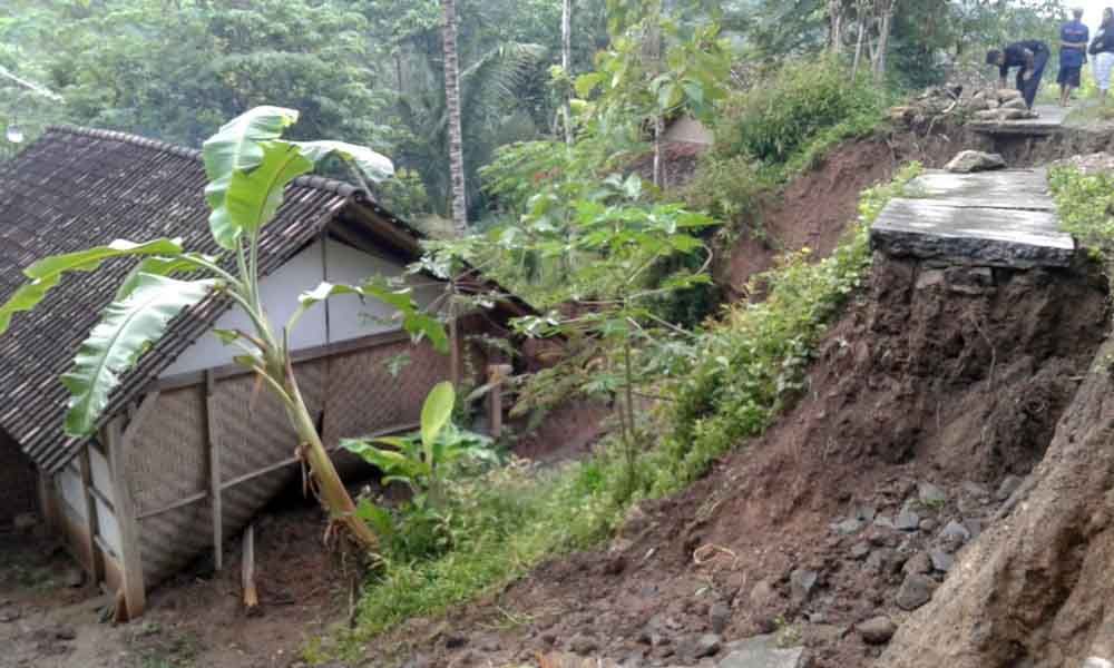 Longsor rusakkan rumah warga