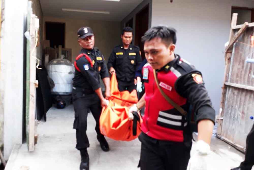 Proses evakuasi korban diduga korban miras.