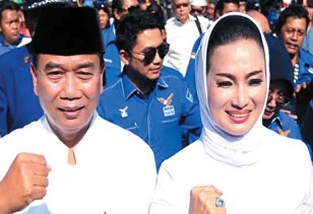 Lucy Kurniasari saat mendampingi Rasiyo saat Pilwali Surabaya 2015