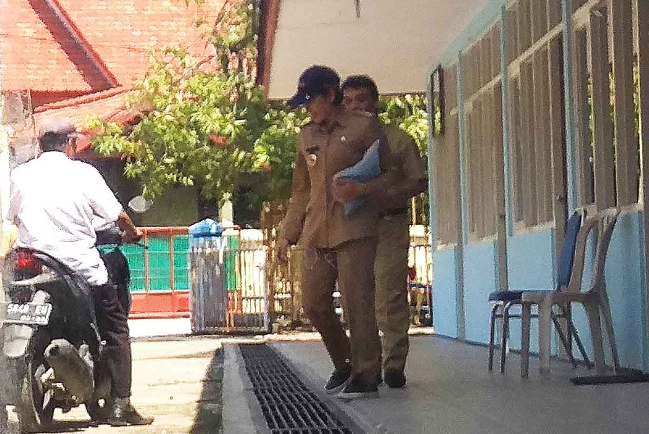 Gloria saat masih jadi lurah (bertopi)