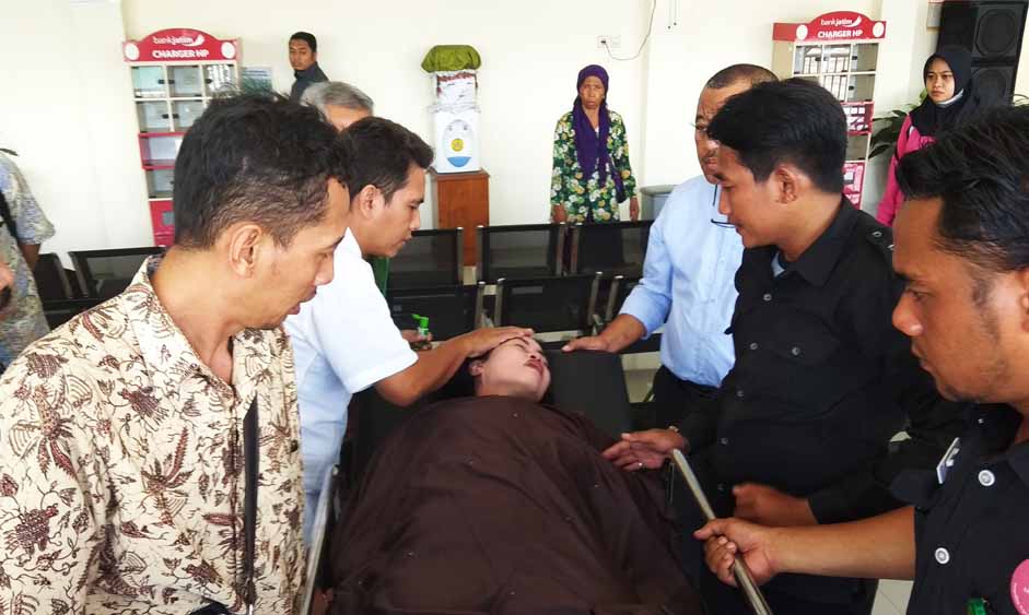 Bu Lurah Banyuwangi saat dievakuasi menuju rumah sakit