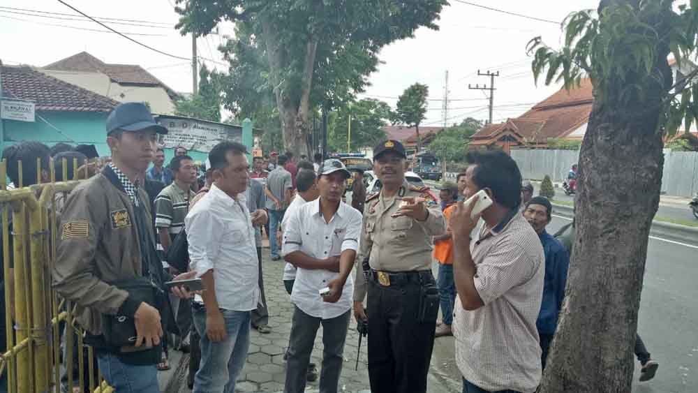  Warga Desa Banyuanyar mendapat kawalan Kapolsek Kalibaru, AKP Abdul Jabba saat melurug Polres Banyuwangi