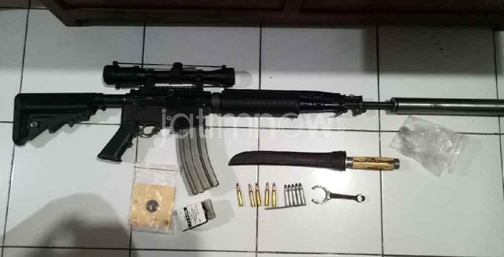 Barang bukti senjata serbu M4 yang disita dari 3 warga Banyuwangi