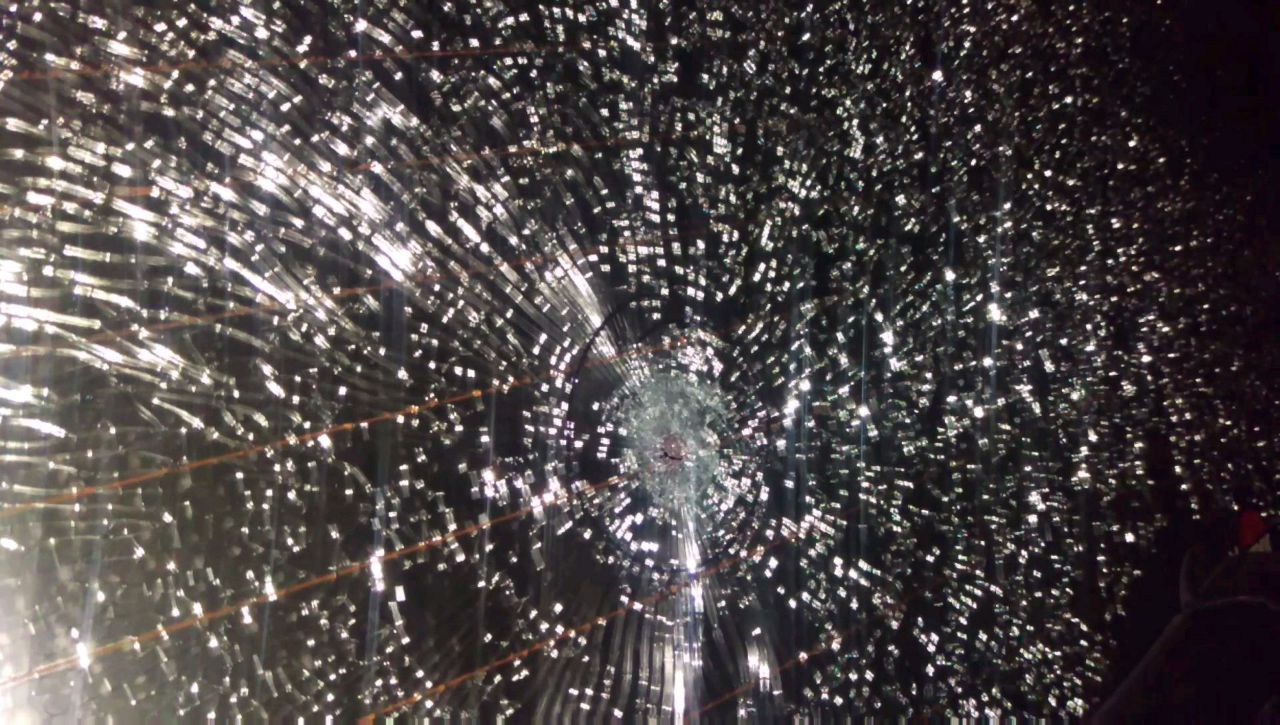 Salah satu bagian kaca mobil pejabat Pemkot Surabaya yang tertembak.