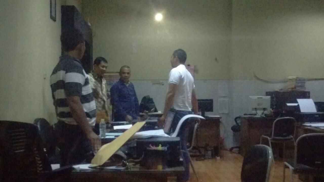 Terduga pelaku berbaju putih saat diinterogasi polisi.