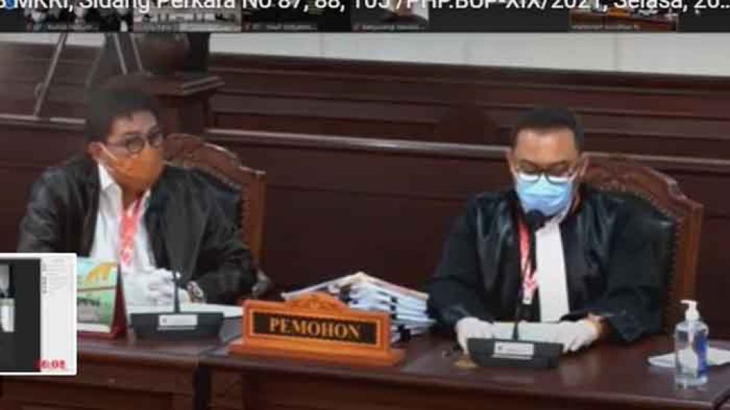 Machfud Arifin (kiri) dalam persidangan di MK