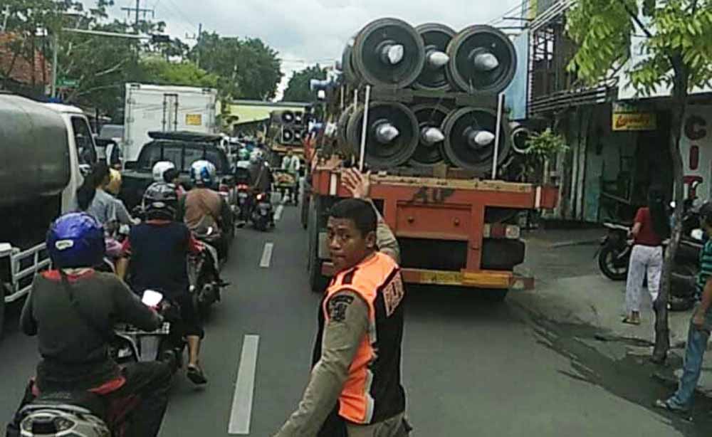 Petugas Satpol PP membantu mengatur lalu lintas