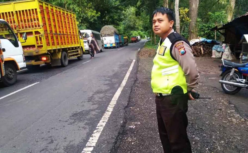 Petugas mengatur arus lalu lintas di jalur Gumitir, Banyuwangi