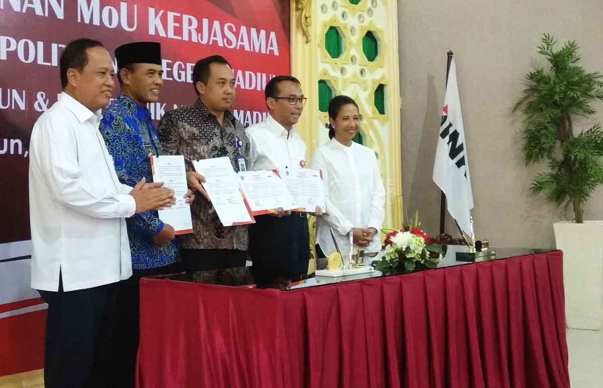 Proses penandatanganan MoU antara PT INKA dengan Politeknik Madiun