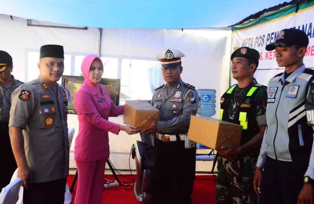 Pembagian bingkisan petugas Pos Yan dan Pos Pam di Madiun
