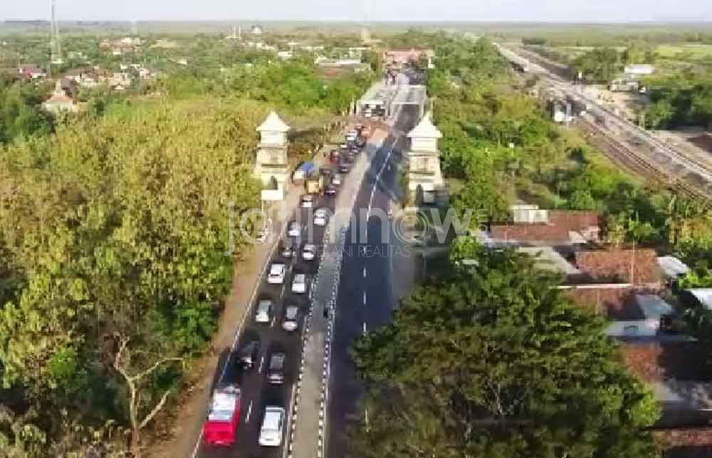 Arus lalu lintas di Saradan-madiun diambil dari atas. Foto: Polres Madiun