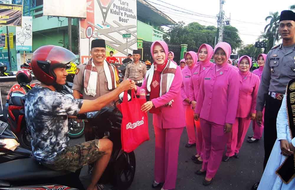 2900 Paket Takjil Gratis dari Polisi untuk Masyarakat di Madiun 