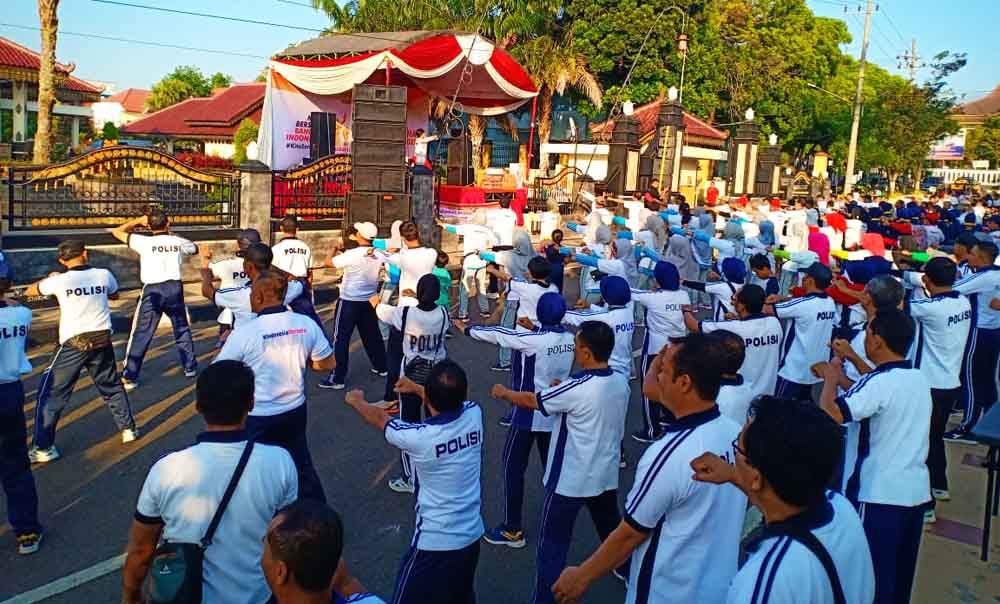 Peserta deklarasi 'Indonesia Bersatu' saat sedang senam bersama