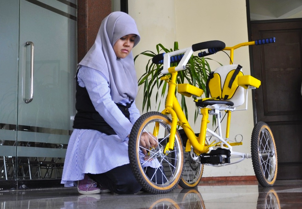 Keren, Mahasiswa ITS Ciptakan Sepeda Terapi untuk Pengidap Lumpuh Otak