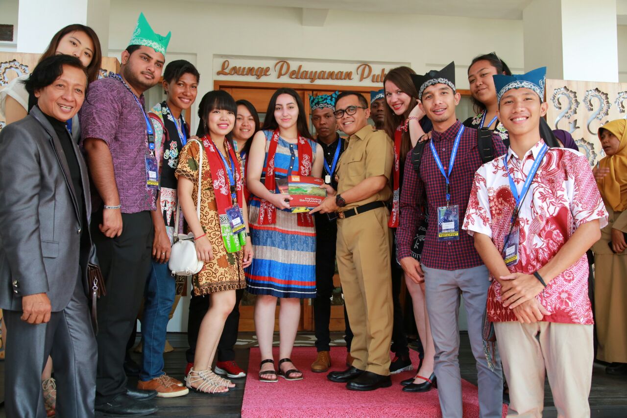 13 mahasiswa saat bertemu Bupati Banyuwangi Abdullah Azwar Anas