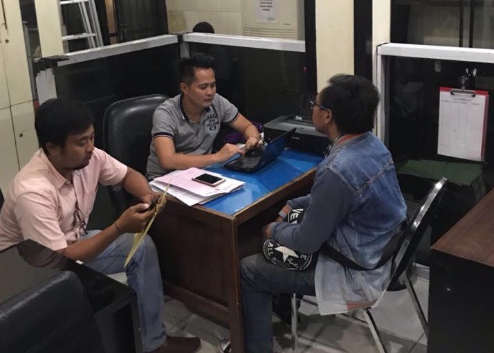 Tersangka (Jaket Biru) diperiksa penyidik di Mapolres Pelabuhan Tanjung Perak Surabaya. 