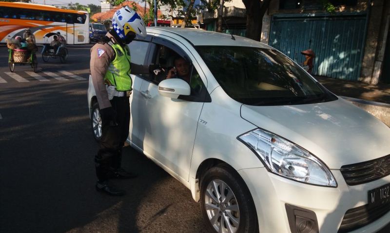 Tercyduk, Pengemudi ini Masih Ngeyel Main HP Saat Nyetir