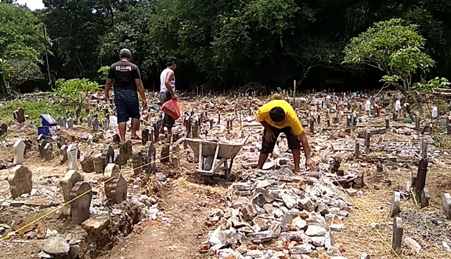 Petugas membersihkan puing - puing kijing