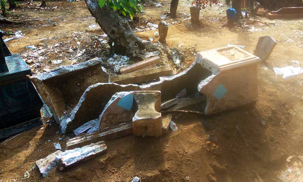 Salah Satu makam rusak di malang