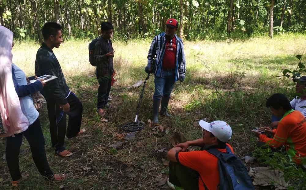 Tim cagar budaya Banyuwangi meneliti area sekitar makam kuno