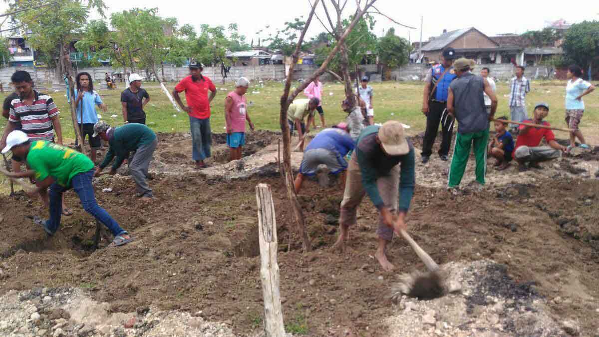 Warga saat menutup lubang makam
